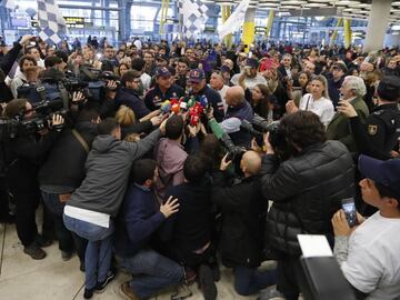 22/01/18 DAKAR 2018 RECEPCION SEGUIDORES VIAJE LLEGADA BARAJAS DE CARLOS SAINZ Y LUCAS CRUZ CAMPEONES DEL DAKAR 