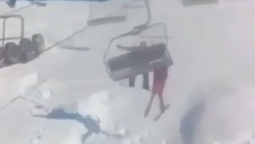 Un snowboarder salta a un telesilla en marcha ocupado por un esquiador y le hace caer a la nieve. 