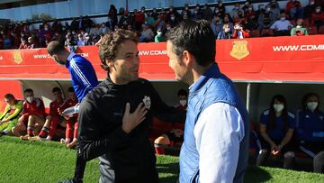 Escobar (a la derecha) saluda a Rubi, entrenador del Almería.