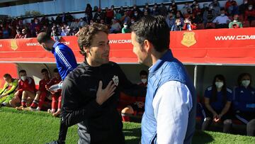 Escobar (a la derecha) saluda a Rubi, entrenador del Almer&iacute;a.