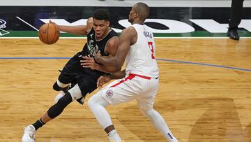 Giannis Antetokounmpo, defendido por Serge Ibaka, durante el partido de la NBA que ha enfrentado a Milwaukee Bucks y Los Angeles Clippers.