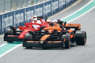 Durante el Gran Premio de Miami 2025, los 20 pilotos de Fórmula 1 desfilaron en réplicas a tamaño real de sus monoplazas, construidas con aproximadamente 400.000 piezas de LEGO cada una. Estas versiones eléctricas, con neumáticos Pirelli reales, alcanzaban hasta 20 km/h y fueron creadas en colaboración con LEGO. El desfile reemplazó al tradicional camión de presentación, ofreciendo una experiencia más creativa, que generó entusiasmo tanto en la pista como entre los espectadores. La iniciativa busca acercar el espectáculo de la F1 a los fans.