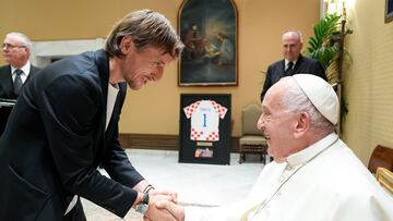 Luka Modric saluda al Papa Francisco este miércoles en El Vaticano.