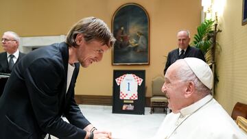 Luka Modric saluda al Papa Francisco este mi¨¦rcoles en El Vaticano.