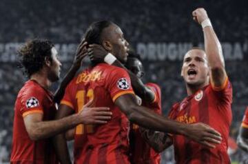 Didier Drogba y Wesley Sneijder celebran junto con el resto del equipo un gol del Galatasaray.