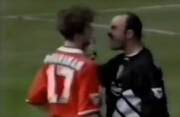Grobbelaar, en 1993, increpando a su propio compañero Steve McManaman en un derbi del Liverpool ante el Everton