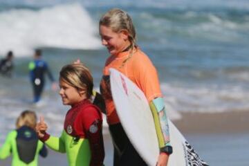 Con 16 años es una de las promesas de su país. Se ubica 114° en el World Surf League. 