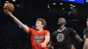 Bandeja de Dunleavy en presencia de Garnett.