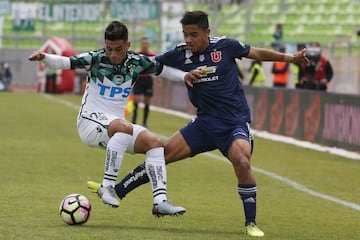 El jugador de Santiago Wanderers Luis Garcia, izquierda, disputa el balon con Nicolas Guerra de Universidad de Chile durante el partido de primera division en el estadio Elias Figueroa de Valparaiso, Chile.