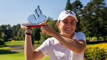Clara Moyano con el trofeo ganado.