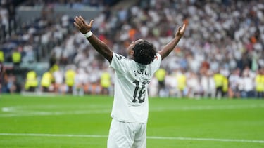 El delantero brasileño del Real Madrid Endrick celebra el gol marcado ante el Real Valladolid, tercero para el equipo, durante el partido de la segunda jornada de Liga que Real Madrid y Real Valladolid disputan esta tarde en el estadio Santiago Bernabéu.