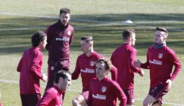 Simeone tiene dudas para el once inicial ante el Barcelona.