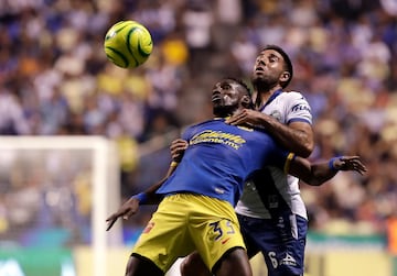 Pablo González (d) de Puebla disputa el balón con Julián Quiñones (i) de América este viernes, durante un partido de la jornada 17 del torneo mexicano de fútbol en el estadio Cuauhtémoc, en Puebla (México).