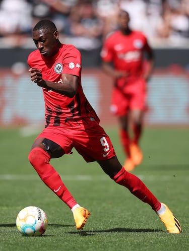 El delantero centro francés defendió la camiseta del club alemán en 50 ocasiones en las que marcó 26 goles y dio 17 asistencias. 