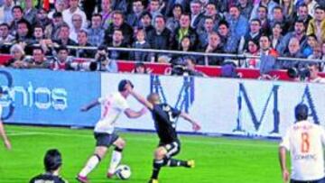 <b>ARROLLADOS. </b>El Valencia encarriló el partido a los 29 minutos con el gol de Mata tras una elaborada jugada en el área.