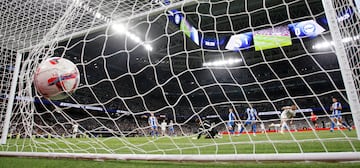 2-0. Maravilloso taconazo de Kylian para jugar con Bellingham que le devuelve la pared. El francés, en carrera, se libra de su marcador y supera a Antonio Sivera con un disparo al palo corto.