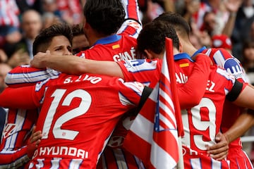 MADRID, 03/11/2024.- El centrocampista del Atlético de Madrid Giuliano Simeone (i) celebra con los compañeros su gol ante Las Palmas durante el partido de Liga disputado este domingo en el Metropolitano. EFE/Chema Moya
