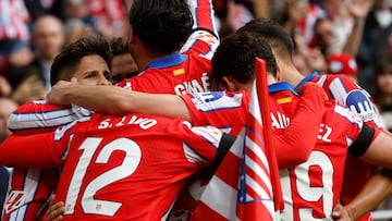 MADRID, 03/11/2024.- El centrocampista del Atlético de Madrid Giuliano Simeone (i) celebra con los compañeros su gol ante Las Palmas durante el partido de Liga disputado este domingo en el Metropolitano. EFE/Chema Moya