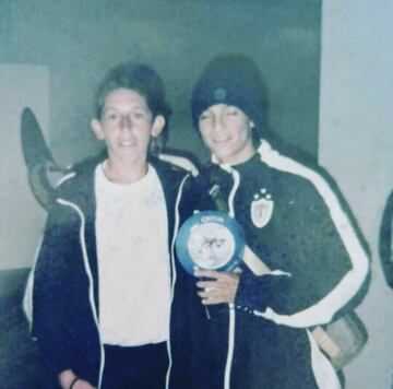 Un día te tomas una foto con tu ídolo... al siguiente compartes cancha con él: Herrera junto al colombiano Andrés Chitiva.