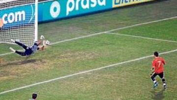 <b>ENGAÑADO. </b>El portero surafricano, Khune, adivinó la intención de Villa en la ejecución del penalti y logró desviarlo.