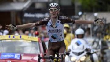 Romain Bardet celebra su gran victoria en Pra Loup.