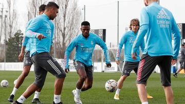Vinicius, entre Casemiro, Varane, Modric y Benzema, durante el entrenamiento del Real Madrid de este viernes.