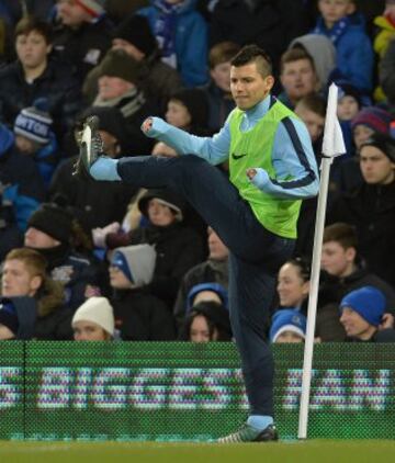 Agüero comenzó el partido en el banco de suplentes. 