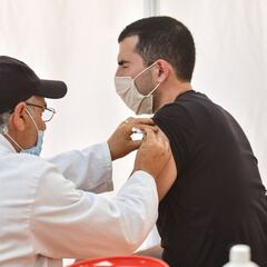 Inmunidad "espectacular" tras pasar la COVID y recibir la primera dosis de la vacuna