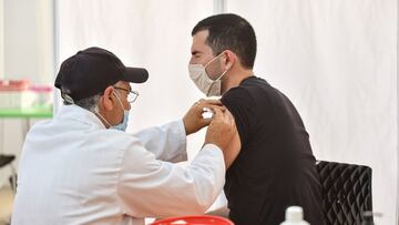 27 April 2021, Tunisia, Tunis: A man receives a dose of the Pfizer-BioNTech Coronavirus (Covid-19) vaccine at Ariana Youth vaccination Center. Photo: Jdidi Wassim/SOPA Images via ZUMA Wire/dpa
Jdidi Wassim/SOPA Images via ZUM / DPA
27/04/2021 ONLY FOR USE IN SPAIN