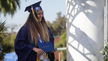 Una graduada camina hacia el escenario para recibir su diploma de la secundaria de California en medio de la pandemia de coronavirus en Whittier, California, EE. UU., 20 de julio de 2020.