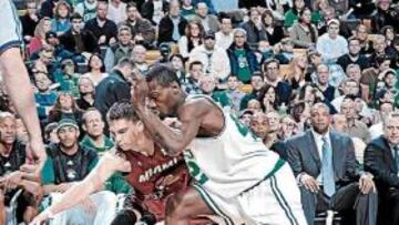 <b>ANULADOS. </b>Tony Allen controla el avance de Chris Quinn.