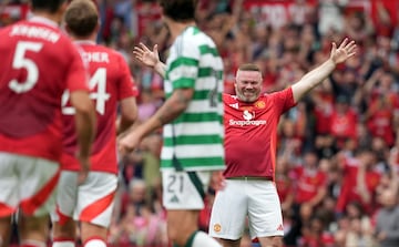 Alegría de Wayne Rooney al marcar de falta directa ante el Celtic de Glasgow.