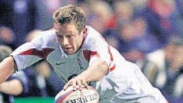 <b>ENSAYO DEL MESÍAS. </b>Wilkinson posa la pelota en la zona de marca mientras vuela fuera del campo.