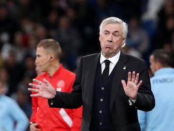 Ancelotti, incrédulo ante el banquillo del Santiago Bernabéu.