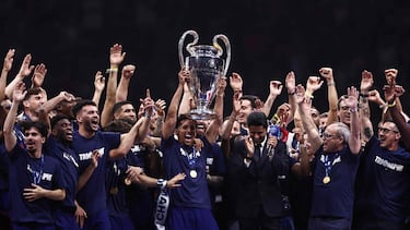 Marquinhos, capitán del PSG, levanta la Orejona junto al resto de sus compañeros.