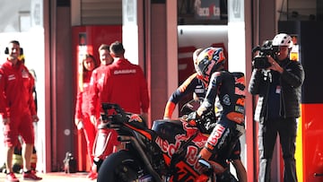 Brad Binder con la KTM durante el GP Solidario de Barcelona de MotoGP.