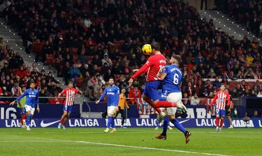 2-1. Centro de Marcos Llorente, desde la línea de fondo, y Álvaro Morata cabecea el balón superando a David Soria.