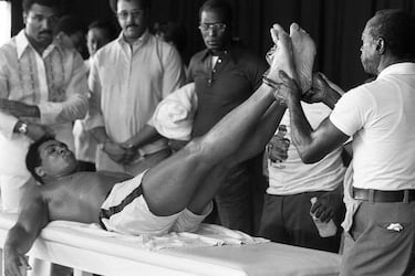 Estiramientos previos de Muhammad Ali antes del mítico combate frente a Joe Frazier.