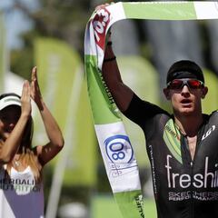 Lionel Sanders repite triunfo y logra histórico récord en Pucón