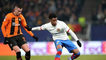 Alejandro Balde en el partido contra el Shakhtar en Hamburgo. REUTERS/Cathrin Mueller