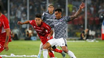 Futbol, Colo Colo vs Nublense.
Fecha 3, campeonato Nacional 2023.
El jugador de Colo Colo Darío Lezcano, derecha, disputa el balón contra Raimundo Rebolledo de Ñublense durante el partido de Primera División disputado en el estadio Monumental.