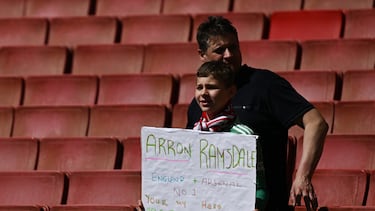 Un niño del Arsenal sostiene un cartel en apoyo a Aaron Ramsdale en un parrido en el Emirates Stadium,