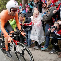 Tom Dumoulin conquista su primer arcoíris de contrarreloj