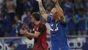 OVIEDO, 21/06/2025.- El centrocampista del Oviedo Santi Cazorla celebra su gol de penalti durante el partido de vuelta de ascenso a Primera División que Real Oviedo y Mirandés disputan este sábado en el estadio Carlos Tartiere de Oviedo. EFE/Paco Paredes