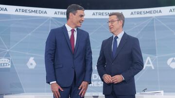 El presidente del Gobierno y candidato  del PSOE a la reelección, Pedro Sánchez, y el candidato del PP a la presidencia, Alberto Núñez Feijóo, se saludan antes del programa 'Cara a Cara. El Debate', en Atresmedia, a 10 de julio de 2023, en Madrid (España). Este es el primer debate de la campaña electoral y el único al que Feijóo ha accedido a participar de los propuestos por Pedro Sánchez, al haber rechazado los organizados por RTVE y el Grupo Prisa. El programa se estructura en torno a cuatro bloques temáticos, cuyo orden está marcado por la actualidad informativa y el criterio periodístico. Los candidatos no pueden hacer uso de dispositivos electrónicos, como teléfonos móviles, tablets, relojes inteligentes, etc.
10 JULIO 2023
Eduardo Parra / Europa Press
10/07/2023