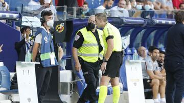 Alberola Rojas, revisando el penalti en el VAR.