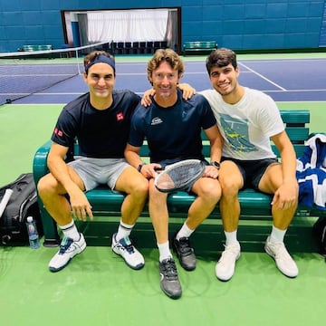 Pocas veces se puede ver un entrenamiento con tanta calidad tenística.  El tenista español, Carlos Alcaraz, ha compartido pista en Shanghái con su mayor ídolo, Roger Federer, y su entrenador, Juan Carlos Ferrero.