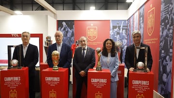 Javier Lozano, Vicente del Bosque, Paco Díez, Ivana Andrés y Julio García Mera, con los cuatro Mundiales.