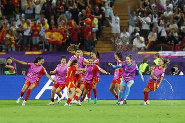 Aitana Bonmatí recibió un pase interior de Athenea, dejó pasar la pelota para romper a Knaak y casi sin ángulo decide soltar el derechazo al palo corto en vez de dar el pase de la muerte. ¡Un gol que ha valido una final!