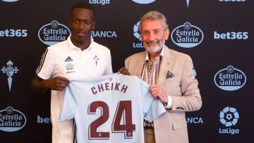 Pape Cheikh y el presidente Carlos Mouri&ntilde;o posan durante la presentaci&oacute;n del centrocampista. 